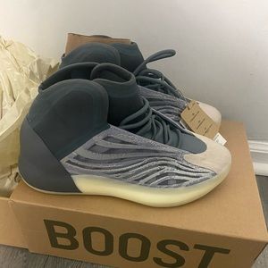 Yeezys basketball sneakers (yzy qntm)